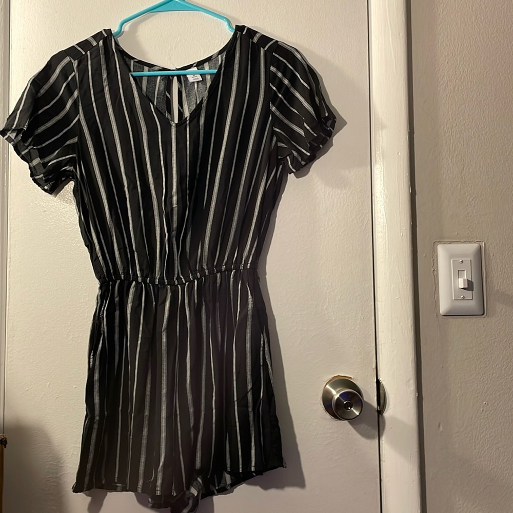 Old navy black and white romper with pockets!